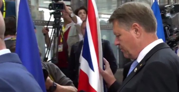 iohannis-a-dat-la-o-parte-drapelul-marii-britanii-pentru-a-si-face-loc-gestul-controversat-a-facut-447515 (1)
