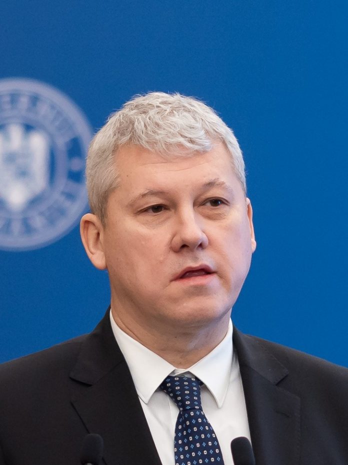 Cătălin_Predoiu,_la_ceremonia_de_semnare_a_contractului_de_finanțare_din_PNRR_a_unei_noi_construcții_a_Spitalului_de_Urgenț_(cropped)
